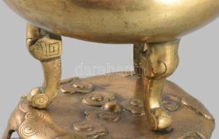 Kínai bronz füstölőtartó, foo kutya fogóval, talapzaton, kis gyári anyaghibával, m: 24,5 cm