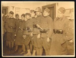 cca 1920-1940 Magyar katonák csoportképe, középen halálfejes rohamsisakot viselő katonával, fotó, je...