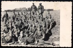1939 Szeged, magyar katonák csoportképe (16/2. század II. szakasz), a hátoldalon feliratozott fotóla...