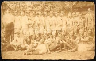 cca 1917-1918 Kis Törekvés - Kőbányai SC (1:0) ifjúsági labdarúgó-mérkőzésen készült csoportkép, a h...