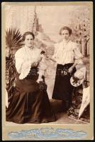 cca 1900-1910 Anya és lánya portréja, kabinetfotó Ambrus Antal brassói (Brasov, Kronstadt) műtermébő...