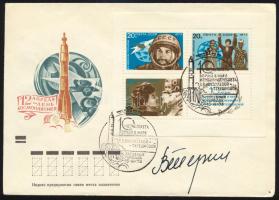 Valentyina Tyereskova (1937- ) szovjet űrhajósnő aláírásai emlékborítékon /

Valentina Tereshkova ...