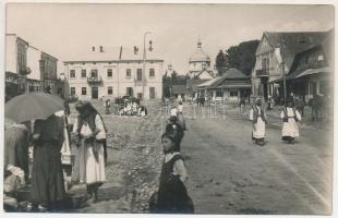 Beszterce, Bistritz; utcakép, piac, árusok, Weissman szálloda / street view, market vendors, hotel. ...