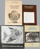 4 db múzeumi kiadvány: Vadas Ferenc: Tolna megye múzeumai. 1981-1985.; Vezető a Déri Múzeum kiállítá...