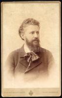 cca 1870-1880 Csokornyakkendős férfi portréja, kabinetfotó Adele bécsi műterméből, 17x11 cm