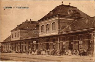 Lipótvár, Újvároska, Leopoldov; Vasútállomás utasokkal. Vasúti levelezőlapárusítás 9239. / railway s...
