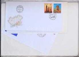 A/4 levélberakó benne magyar, jugoszláv, horvát, szlovén, albán stb FDC-k, levelek, alkalmi borítéko...