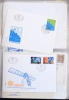 A/4 levélberakó benne magyar, jugoszláv, horvát, szlovén, albán stb FDC-k, levelek, alkalmi borítéko...