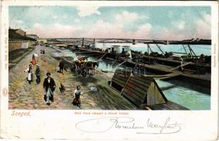 1902 Szeged, Alsó Tisza rakpart a közúti híddal, hajók, uszályok. Rüger G. és társa kiadása (Bécs) (...