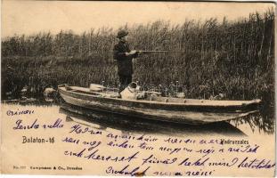 1904 Balaton, Vadrucales, vadász puskával és kutyával csónakban. Kampmann &amp; Co. No. 107. (vá...