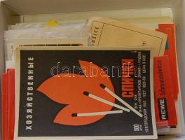 Néhány száz db gyufacímke sok nagyméretűvel, bonbonos dobozban