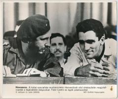 cca 1965 Fidel Castro a kubai szocialista munkaverseny egyik díjazottjával, MTI sajtófotó, 20,5x24,5...