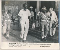 cca 1961 Leopoldville (Kinshasa), Moise Csombe zsoldosai letartóztatják Louis Lumumbát, a meggyilkol...