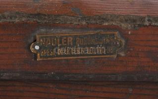 Nádler Budapest Deák téj, fém címkével jelzett kis koffer. Bőr. 41x26 cm