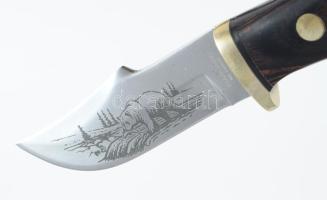 Orosz medvemintás kés, tokban, h: 19,5 cm