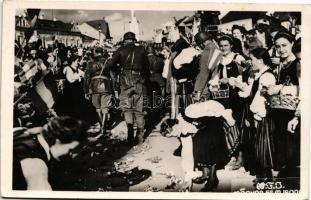 1940 Kolozsvár, Cluj; Honvédségünk dicsőséges bevonulása, katonák, nők népviseletben / entry of the ...