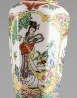 Kézzel festett kínai vékonyporcelán kisváza, jelzett, hibátlan, m: 10,5 cm