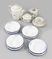 Porcelán egyszemélyes játék teázó szett, hozzá 8 darab zománcozott fém játék tálka, d: 13 cm