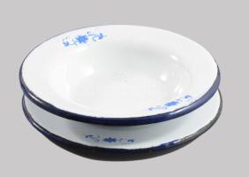 Porcelán egyszemélyes játék teázó szett, hozzá 8 darab zománcozott fém játék tálka, d: 13 cm