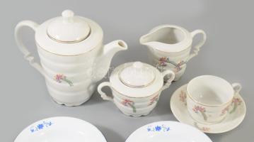 Porcelán egyszemélyes játék teázó szett, hozzá 8 darab zománcozott fém játék tálka, d: 13 cm