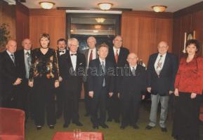 2003 A Szegedért Alapítvány díjátadó ünnepsége a Szegedi Nemzeti Színházban, 16 db színes fotót tart...