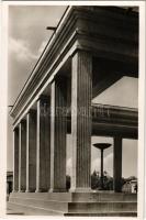 Ehrentempel auf dem Königlichen Platz in München. Architekt Paul Ludwig Troost / A Kegyelet temploma...