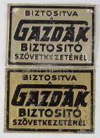 2 db "Biztosítva a Gazdák Biztosító Szövetkezeténél" feliratú fémtábla, kissé viseltes áll...