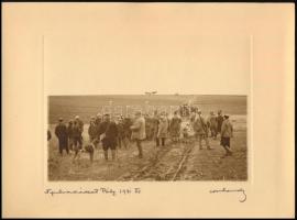 1931 Orphanides János (1876-1939): Nyúlvadászat, Páty. Fotoheliogravür, papír, jelzett, 12x17 cm