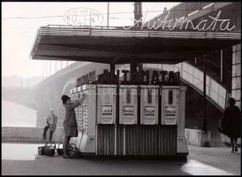 cca 1965 Budapest, KÖZÉRT automata a Margit hídnál, 1 db modern nagyítás, jelzés nélkül, 15x21 cm