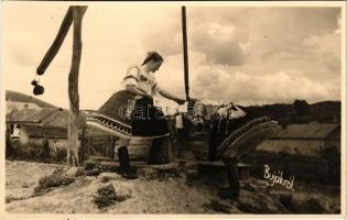 Buják, lányok népviseletben a gémeskútnál, folklór. Sztanek Ede felvétele és kiadása. photo (vágott ...