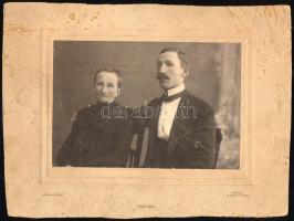 cca 1900 Családi portré, kartonra kasírozott fotó, platinotypia Némethi József műterméből, felületi ...