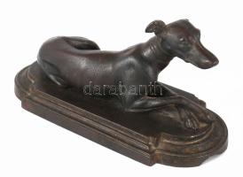 Munkáts ülő kutya vas figura, jelzett, sérüléssel, 18x9 cm