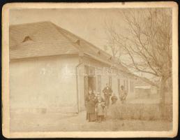 cca 1900-1910 Simánd (Erdély, Arad vármegye), gyógyszertár (patika) bejárata, előtte emberek, kemény...