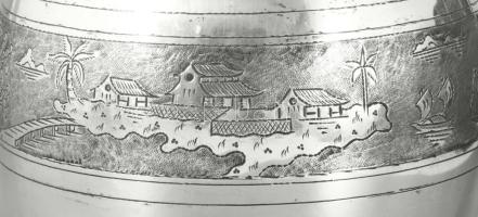 Japán ezüstözött réz váza, körben vésett klasszikus japán tájkép ábrázolással, m: 20,5 cm