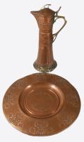 cca 1910 WMF szecessziós vörösréz karaffa tállal, sárgaréz kiegészítőkkel, d: 41 cm, m: 40 cm