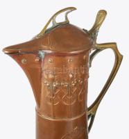 cca 1910 WMF szecessziós vörösréz karaffa tállal, sárgaréz kiegészítőkkel, d: 41 cm, m: 40 cm