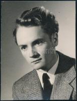 Dobroszláv József (1932-2016) festőművész fiatalkori fotója autográf aláírással 6x9 cm