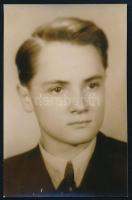 Dobroszláv József (1932-2016) festőművész fiatalkori fotója autográf aláírással 6x9 cm