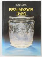 Varga Vera: Régi magyar üveg. Bp., 1989, Képzőművészeti Kiadó. Színes fotókkal illusztrálva. Kiadói ...