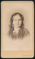 cca 1870 Elegáns hölgy portréja, vizitkártya Borsos József pesti műterméből, 10,5x6 cm
