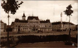 1940 Baja, Fő tér a városi székházzal, Prager Izidor és társa, Diamant, Halász Károly, Matkovits Ján...