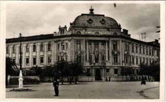 Szabadka, Subotica; Kossuth Lajos utca, rendőr karszalaggal. M. kir. Dohánynagyáruda kiadása / stree...