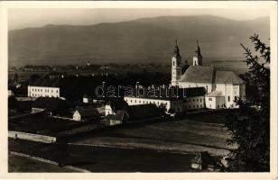 Csíksomlyó, Sumuleu Ciuc; Kegytemplom, háttérben a Hargita / church