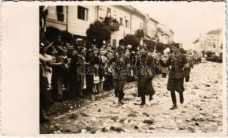1940 Kézdivásárhely, Targu Secuiesc; bevonulás, katonák / entry of the Hungarian troops, soldiers. p...