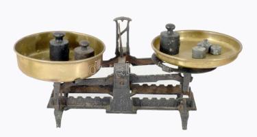 Antik vas asztali mérleg, réz serpenyőkkel, súlyokkal, cca 50x20 cm
