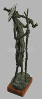 Nigériai paraszt szobra. Bronz, cca 1950, márvány talapzaton, m: 40 cm