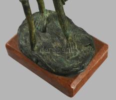 Nigériai paraszt szobra. Bronz, cca 1950, márvány talapzaton, m: 40 cm