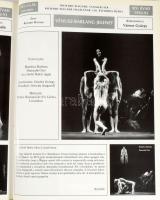 Bombicz Barbara: Táncba zárt lélek. 25 év a győri balett ölelésében. ALÁÍRT! Győr, 2004, Hazánk, 299...