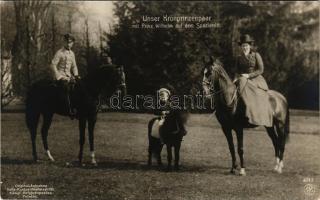 Unser Kronprinzpaar mit Prinz Wilhelm auf dem Spazierritt / Crown Prince Wilhelm with his wife and s...