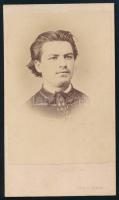 cca 1870 Férfiportré, keményhátú fotó Mager Ármin komáromi műterméből, 10,5×6,5 cm